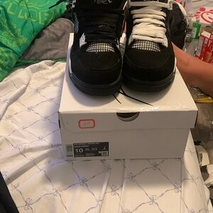 Jordan 4’s retro “white thunder”